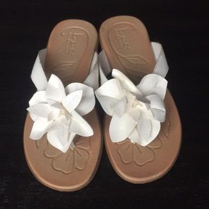 BOC White Flower Flip Flops Sandals size 7